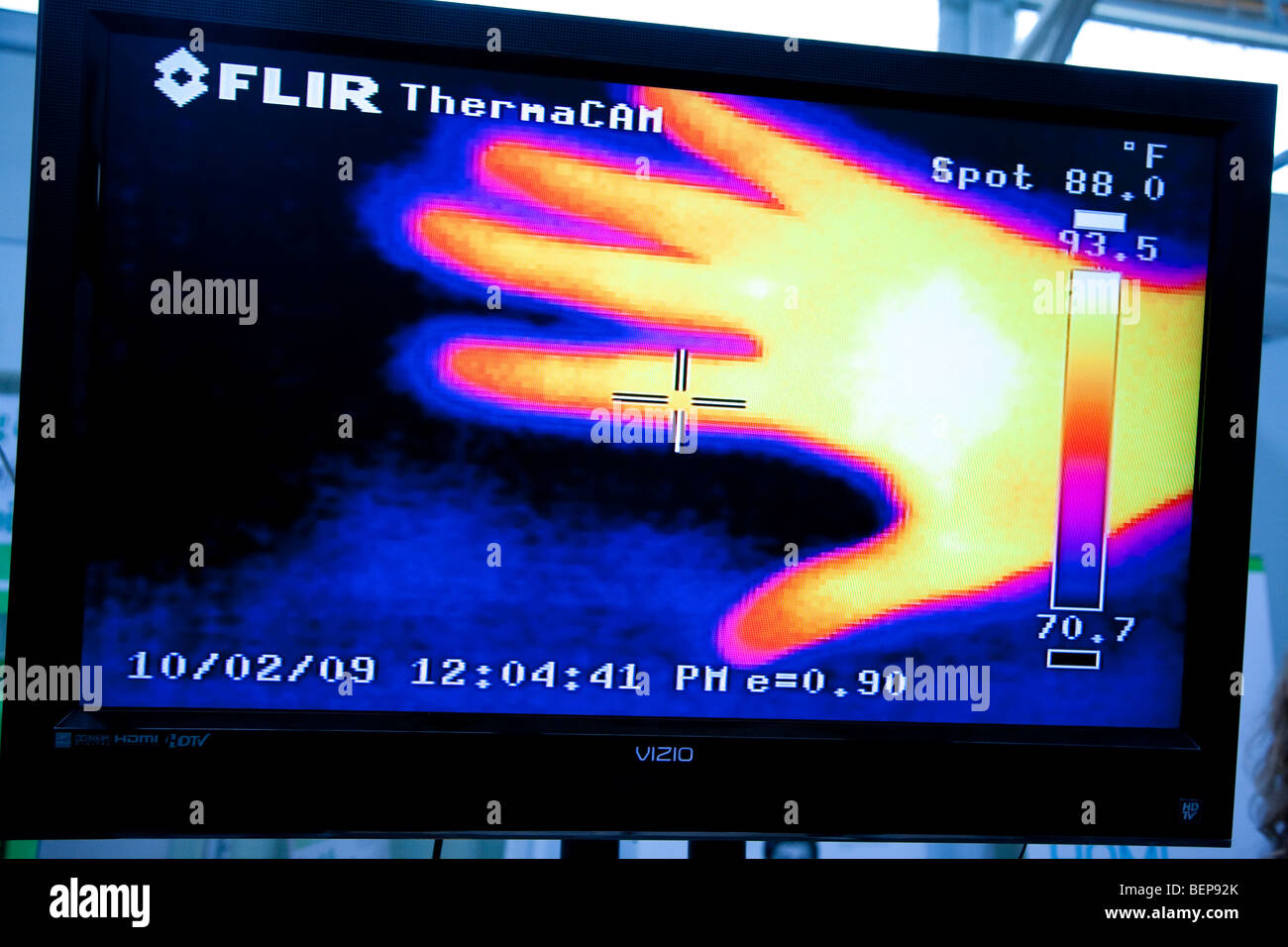 FLIR ThermaCAM mostra il calore della mano di una persona. La tecnologia è usata per aiutare a valutare le esigenze di isolamento negli edifici. Stati Uniti d'America Foto Stock