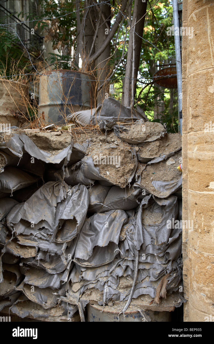 Decadendo sandbagged parete dal 1974 presso l'ONU zona di buffer nel verde della linea che divide il nord e il sud di Cipro a Nicosia lefkosia Foto Stock
