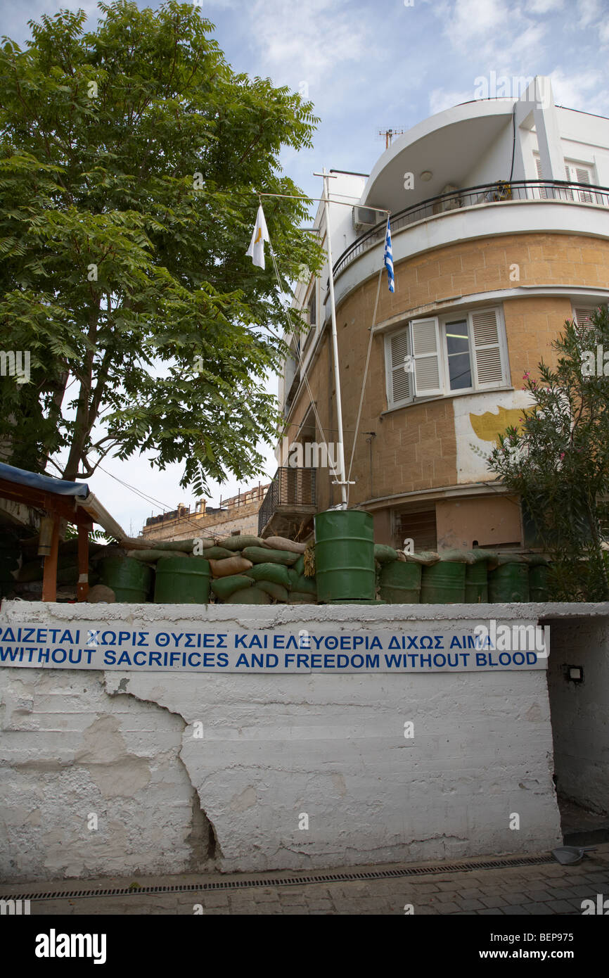 Greco-cipriota uomo soldati posizione militare presso le Nazioni Unite zona di buffer nel verde della linea che divide il nord e il sud di cipro Foto Stock