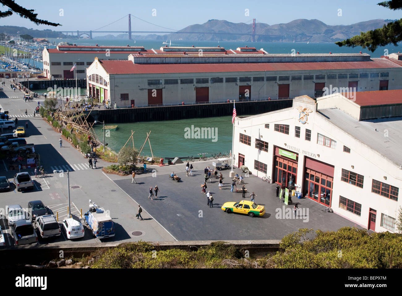 Fort Mason durante la West Coast Green 2009 Conferenza con il Golden Gate Bridge in background. San Francisco, California, Stati Uniti d'America Foto Stock