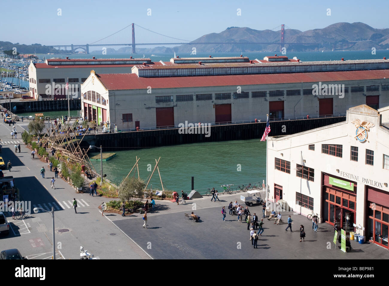 Fort Mason durante la West Coast Green 2009 Conferenza con il Golden Gate Bridge in background. San Francisco, California, Stati Uniti d'America Foto Stock