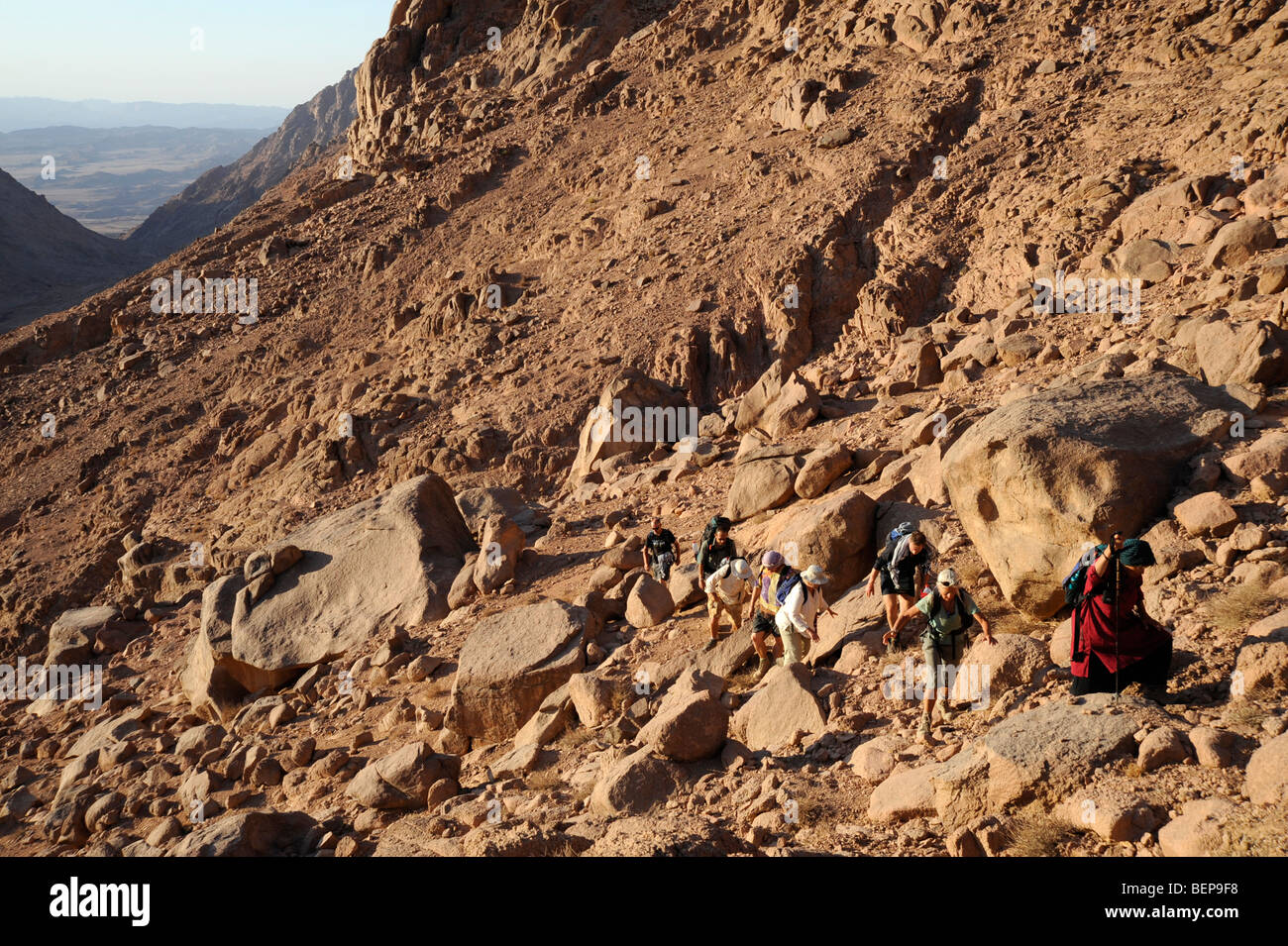 Un gruppo di persone che salgono al Monte Sinai in Egitto Foto Stock