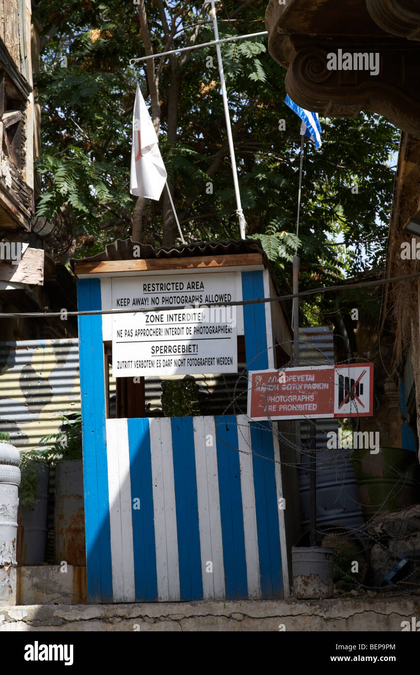 Greco-cipriota posizione militare si affaccia su area riservata dell'ONU zona di buffer nel verde della linea che divide Cipro Foto Stock