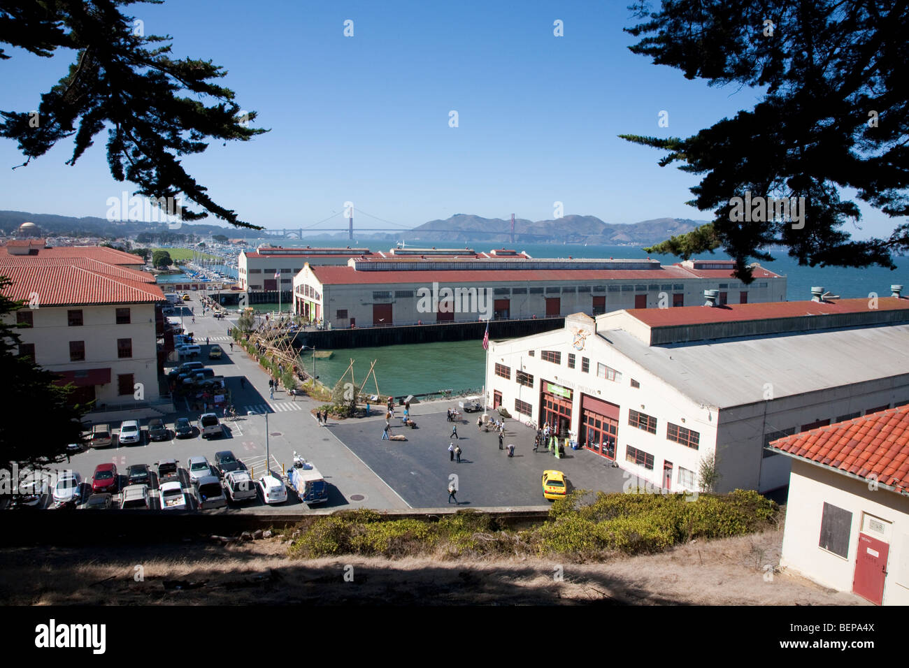 Fort Mason durante la West Coast Green 2009 Conferenza con il Golden Gate Bridge in background. San Francisco, California, Stati Uniti d'America Foto Stock