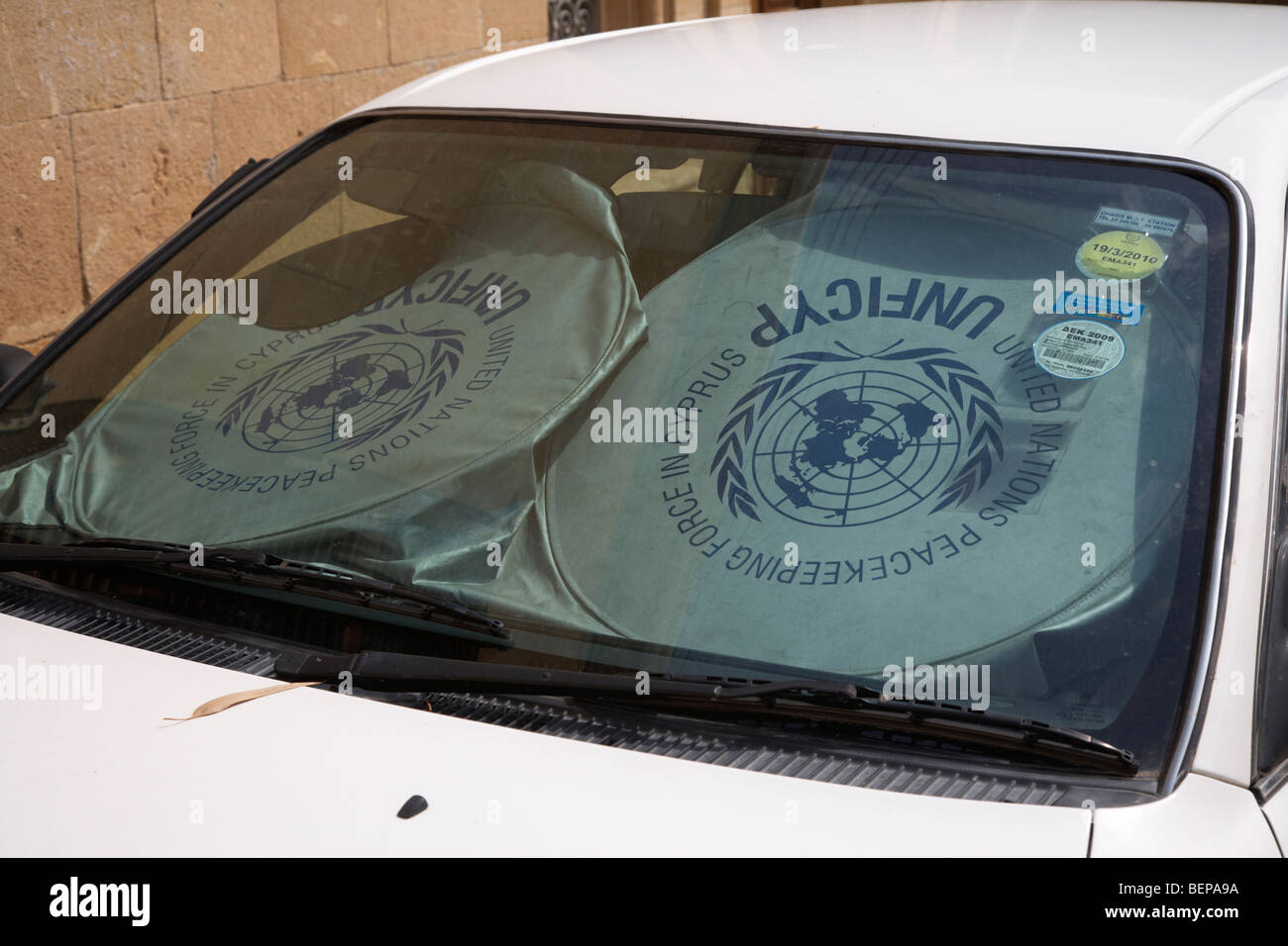 Auto con finestra unficyp tendine nel buffer delle Nazioni Unite nella zona verde della linea che divide il nord e il sud di Cipro a Nicosia lefkosia Foto Stock