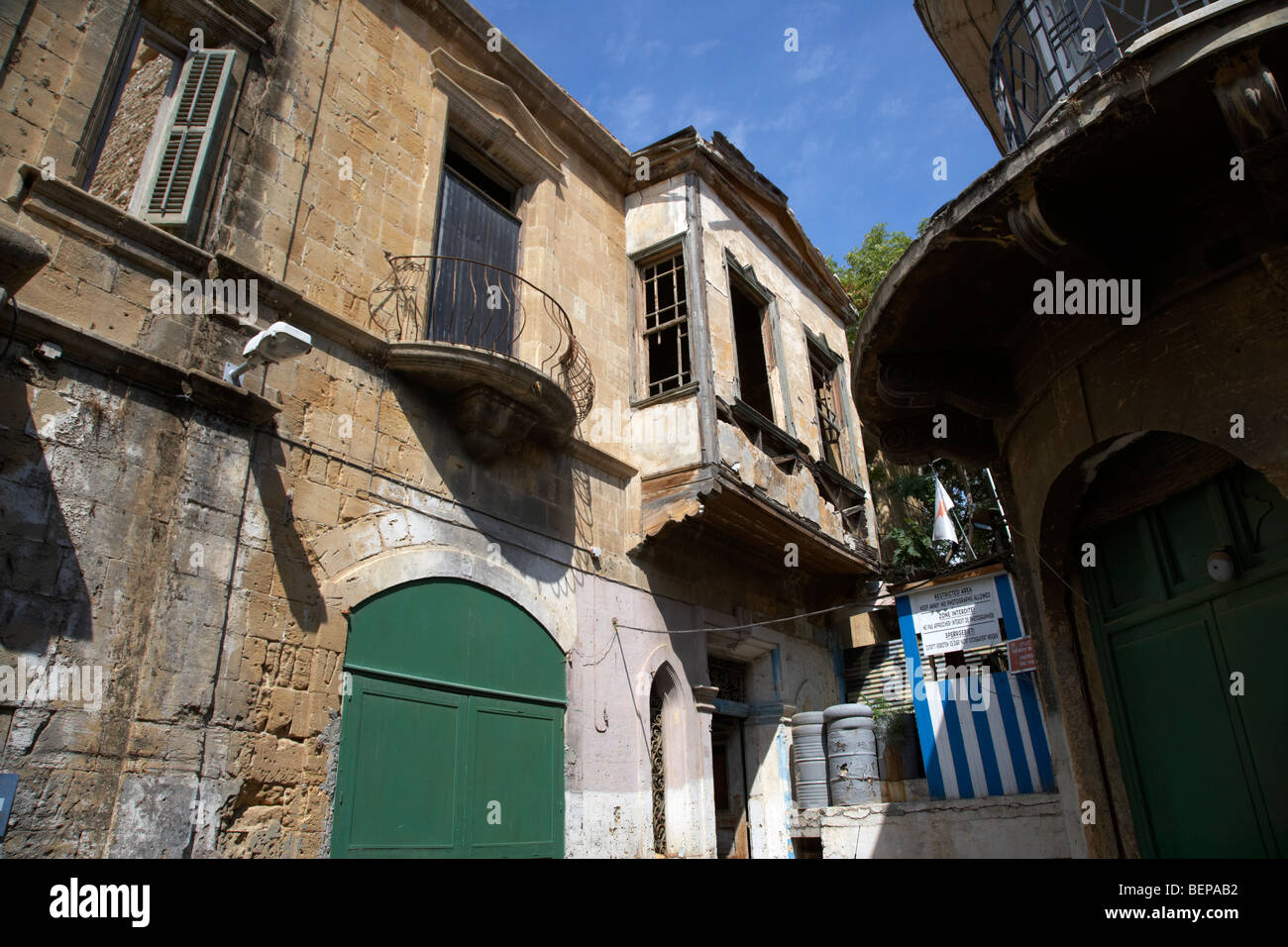 Greco-cipriota posizione militare si affaccia su area riservata dell'ONU zona di buffer nel verde della linea che divide Cipro Foto Stock