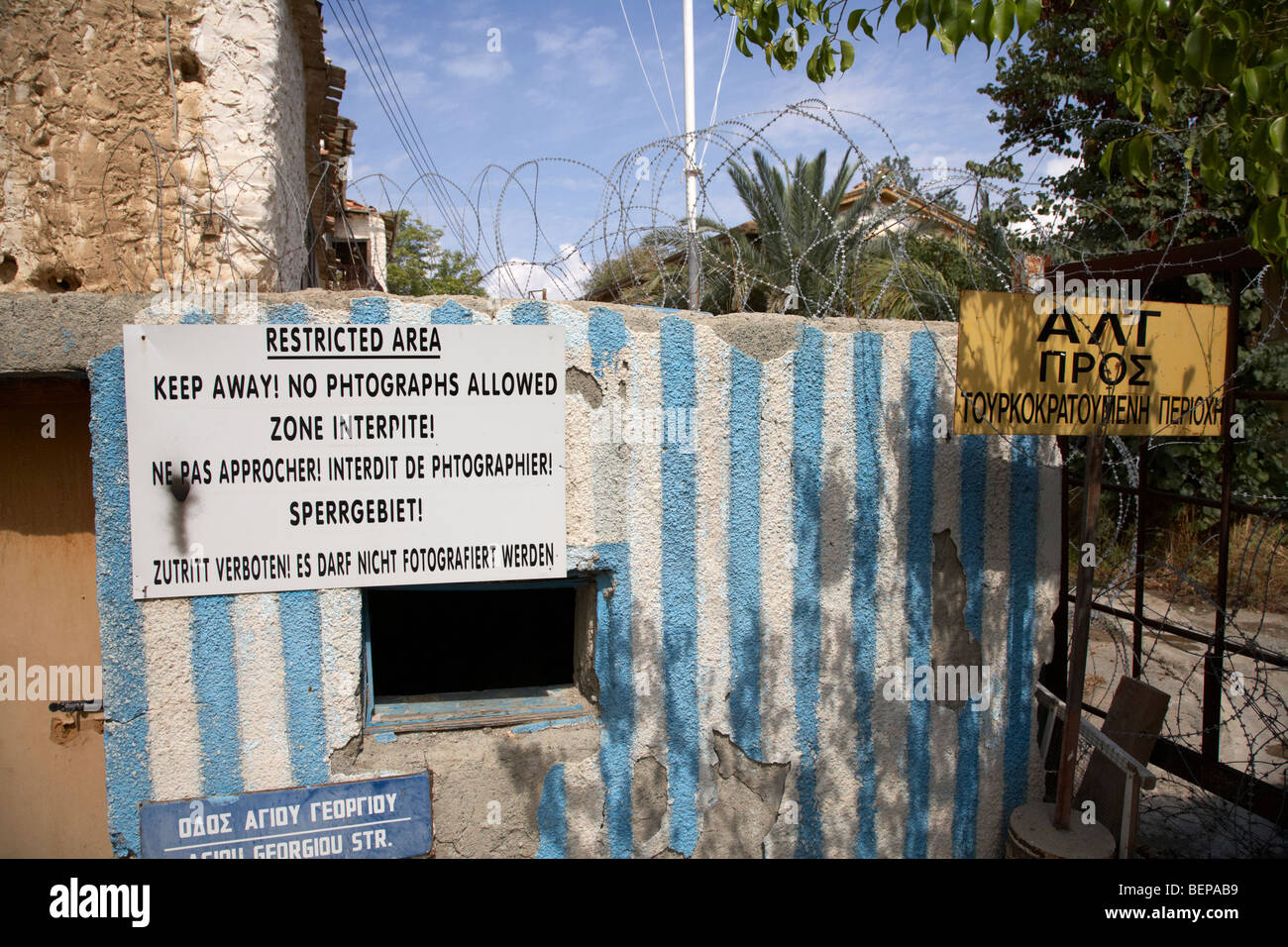 Tenere lontano n. fotografie della zona ristretta dell'ONU zona di buffer nel verde della linea che divide il nord e il sud di Cipro a Nicosia Foto Stock