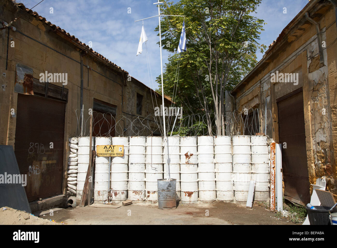 Bandiera cipriota battenti in no mans land e area riservata dell'ONU zona di buffer nel verde della linea che divide il nord e il sud di cipro Foto Stock