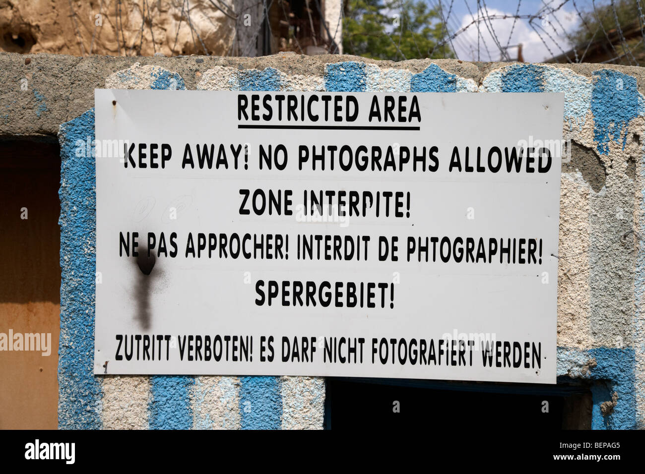 Tenere lontano n. fotografie della zona ristretta dell'ONU zona di buffer nel verde della linea che divide il nord e il sud di Cipro a Nicosia Foto Stock
