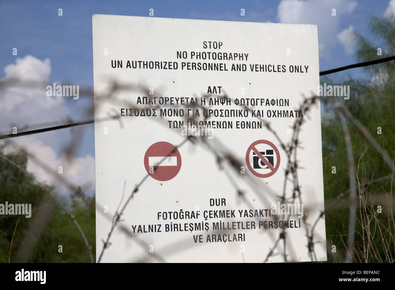 Arresto nessuna fotografie dell'area ristretta dell'ONU zona di buffer nel verde della linea che divide il nord e il sud di Cipro a Nicosia Foto Stock