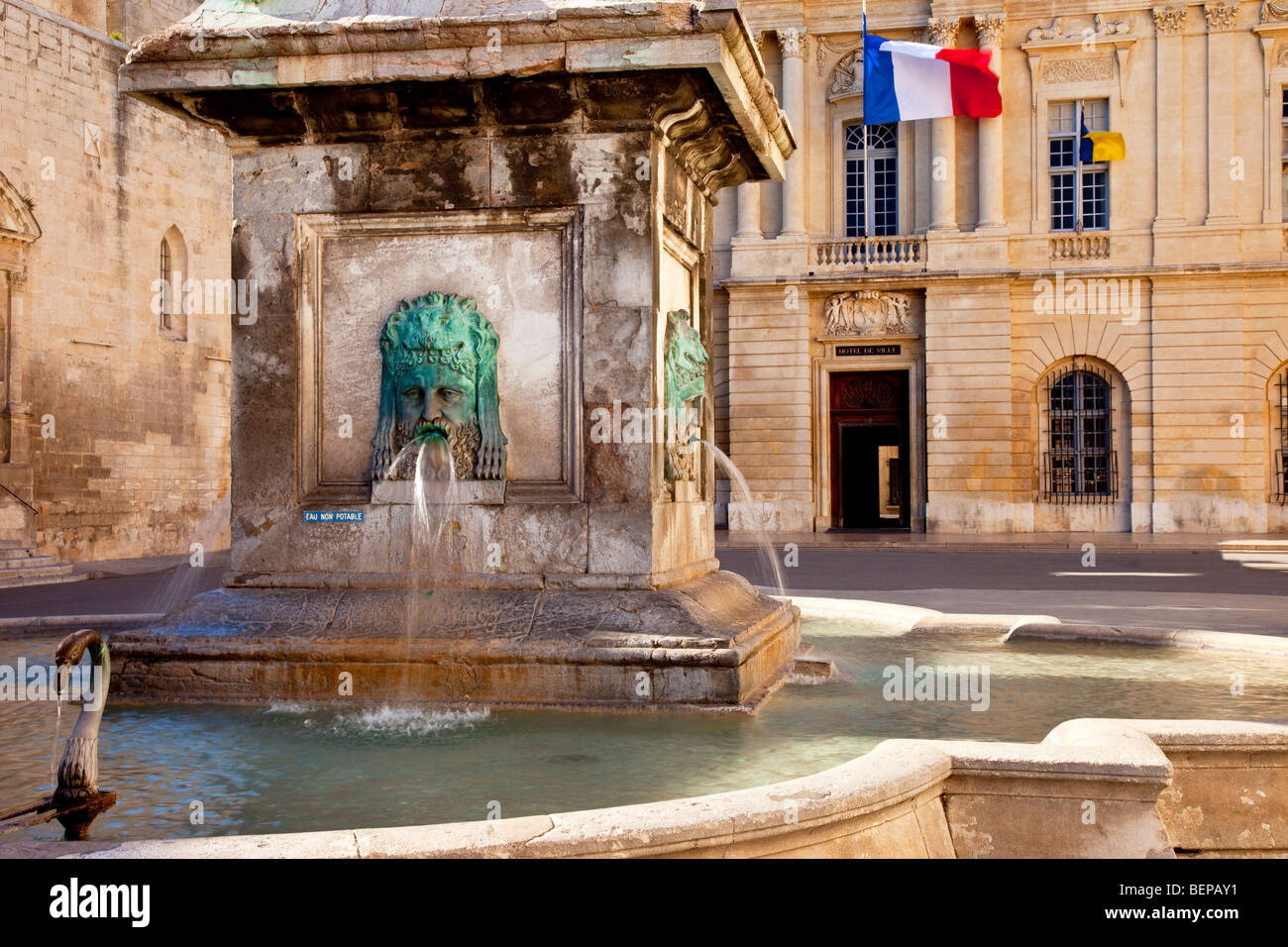 Fontana in Place de la Republique, Arles Provence Francia Foto Stock