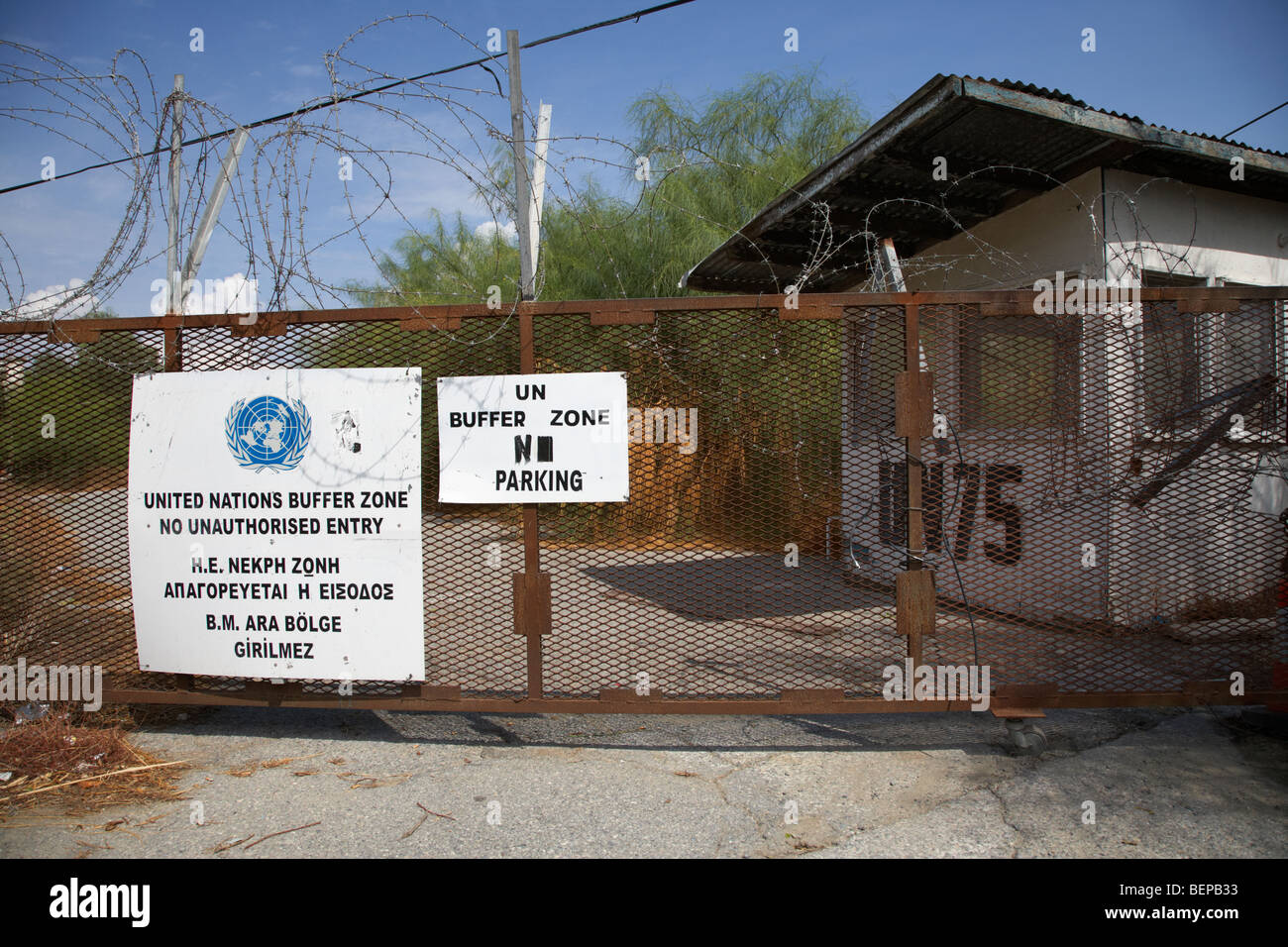 Area riservata dell'ONU zona di buffer nel verde della linea che divide il nord e il sud di Cipro a Nicosia lefkosia Foto Stock