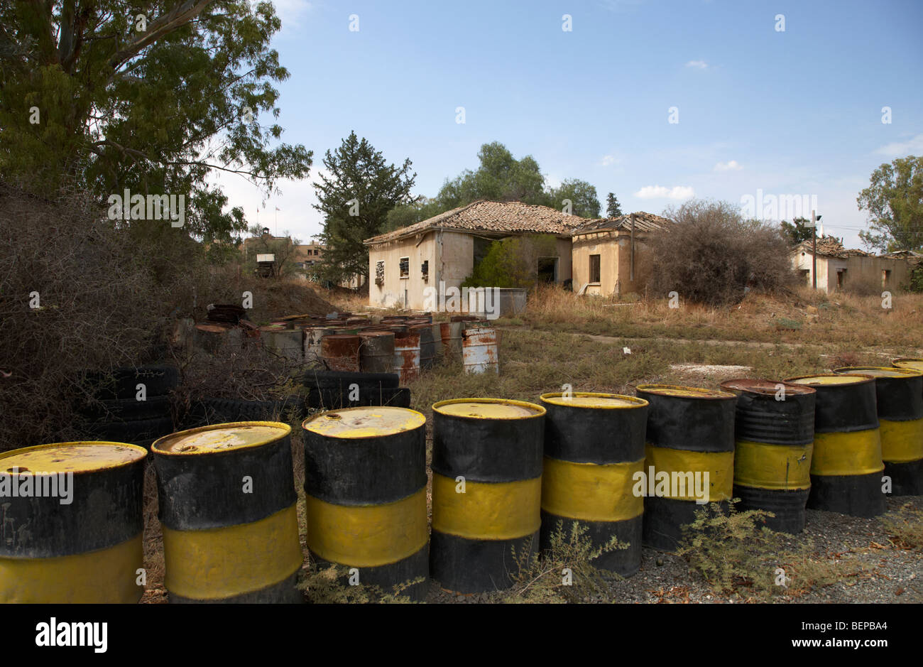 No mans land e area riservata dell'ONU zona di buffer nel verde della linea che divide il nord e il sud di Cipro a Nicosia lefkosia Foto Stock