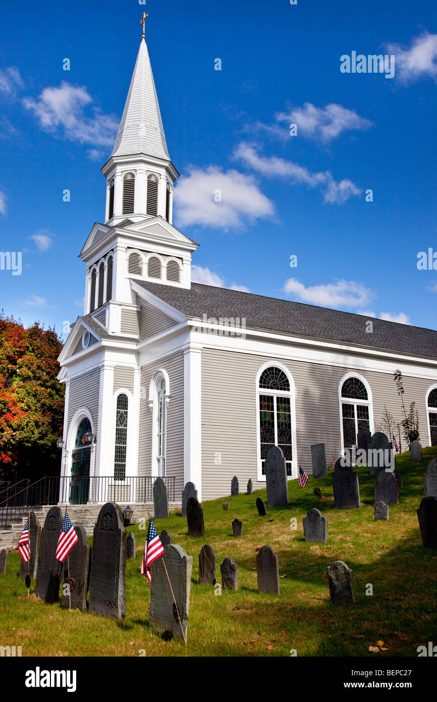 San Bernardo chiesa cattolica con il vecchio Hill Seppellimento di massa - la più antica in concordia Massachusetts USA Foto Stock