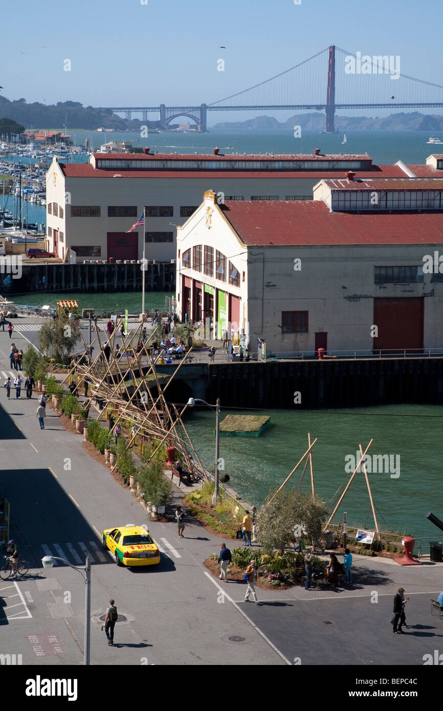 Fort Mason durante la West Coast Green 2009 Conferenza con il Golden Gate Bridge in background. San Francisco, California, Stati Uniti d'America Foto Stock