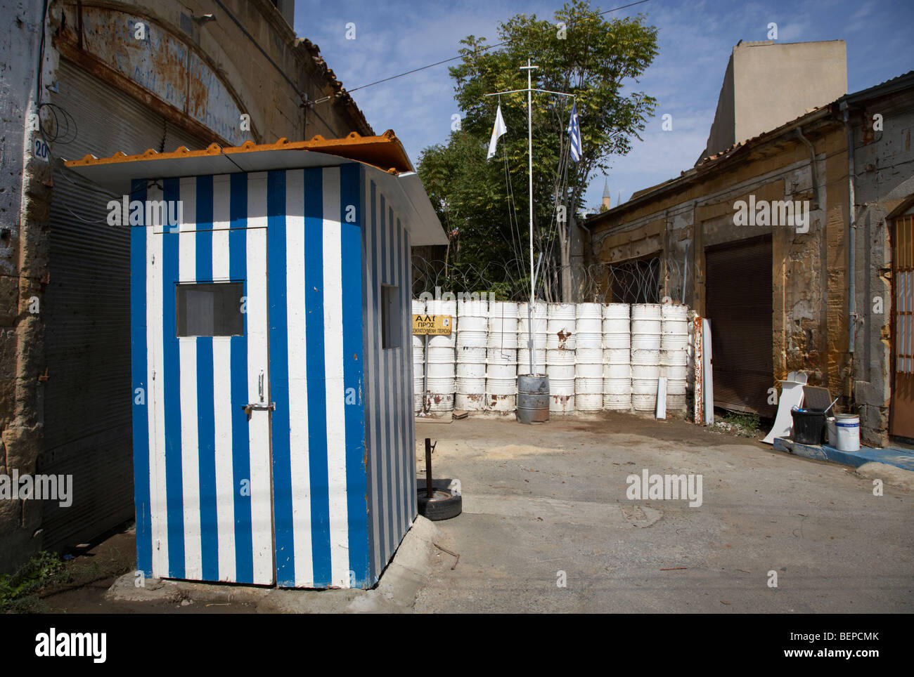 Greco-cipriota posizione militare si affaccia su area riservata dell'ONU zona di buffer nel verde della linea che divide Cipro Foto Stock