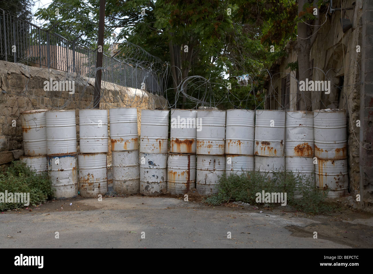 No mans land e area riservata dell'ONU zona di buffer nel verde della linea che divide il nord e il sud di Cipro a Nicosia lefkosia Foto Stock