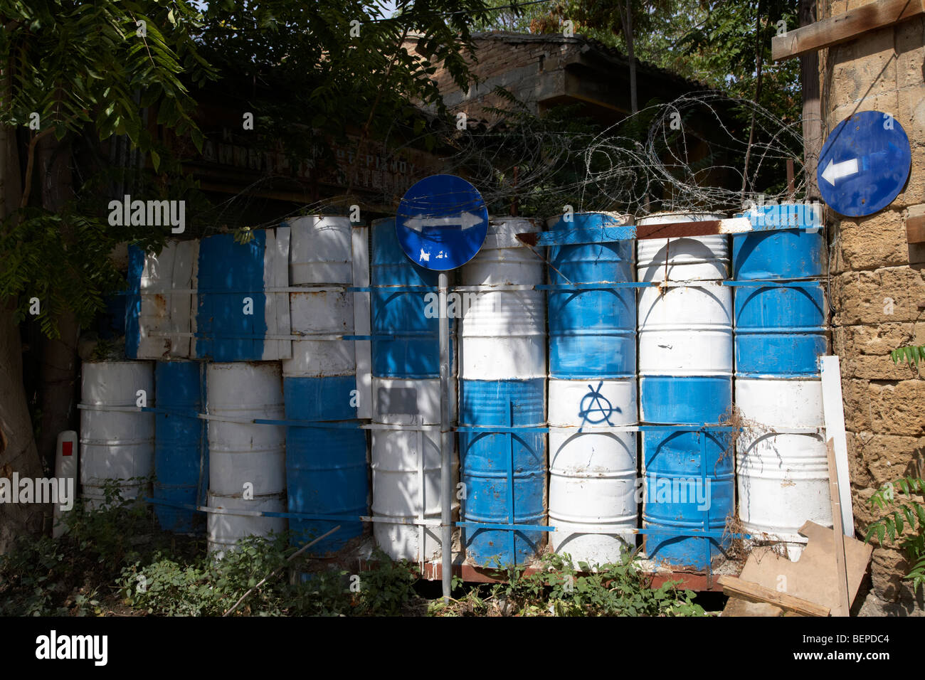 No mans land e area riservata dell'ONU zona di buffer nel verde della linea che divide il nord e il sud di Cipro a Nicosia lefkosia Foto Stock