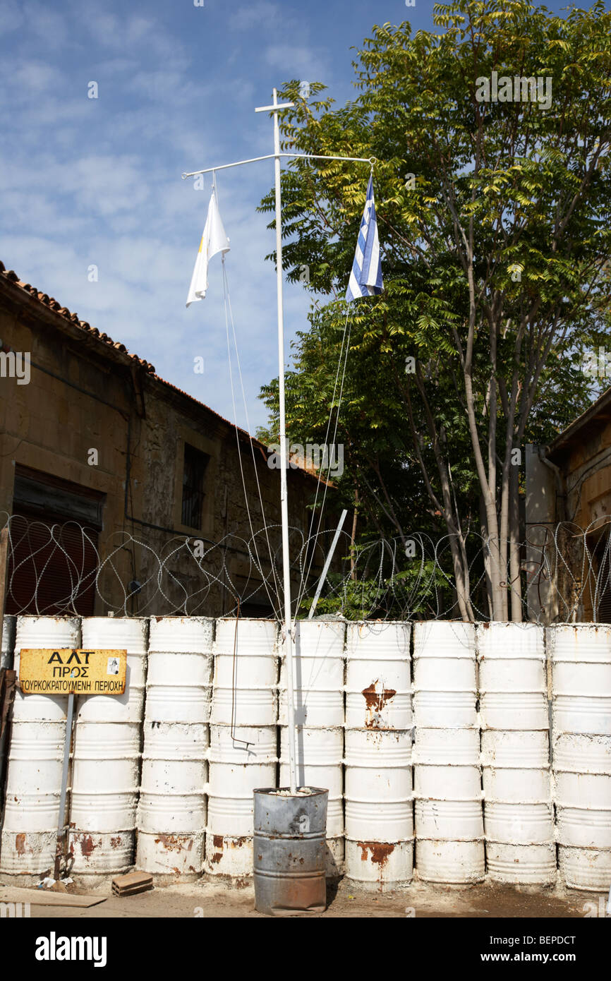 Bandiera cipriota battenti in no mans land e area riservata dell'ONU zona di buffer nel verde della linea che divide il nord e il sud di cipro Foto Stock