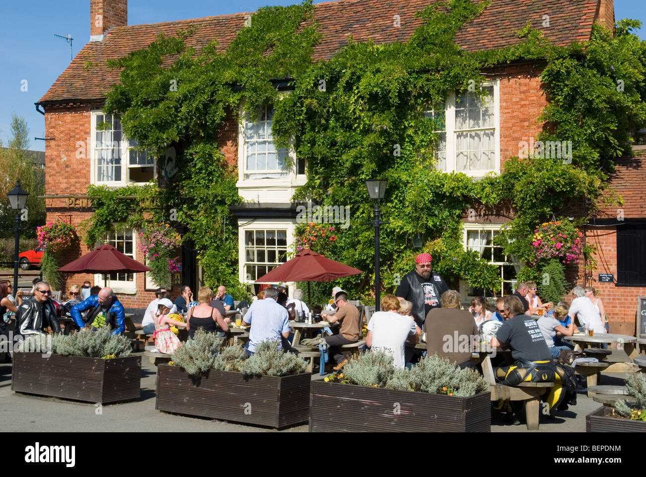 Le persone al di fuori della penna e pergamena Public House Stratford-upon-Avon bere Foto Stock
