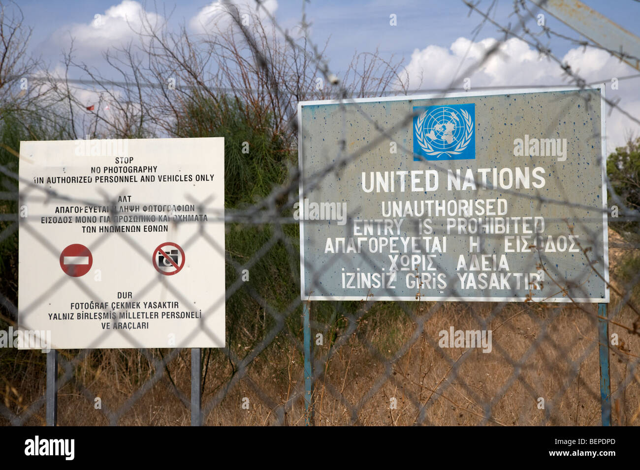 Tenere lontano n. fotografie della zona ristretta dell'ONU zona di buffer nel verde della linea che divide il nord e il sud di Cipro a Nicosia Foto Stock