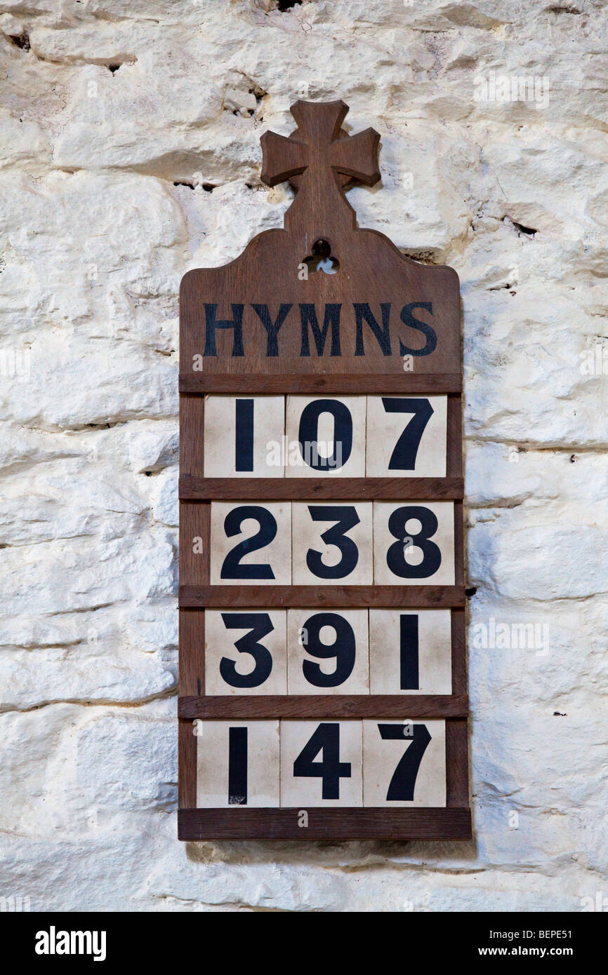 Inno i numeri nella chiesa parrocchiale di Santa Maria e San Davide Kilpeck Herefordshire England Regno Unito Foto Stock