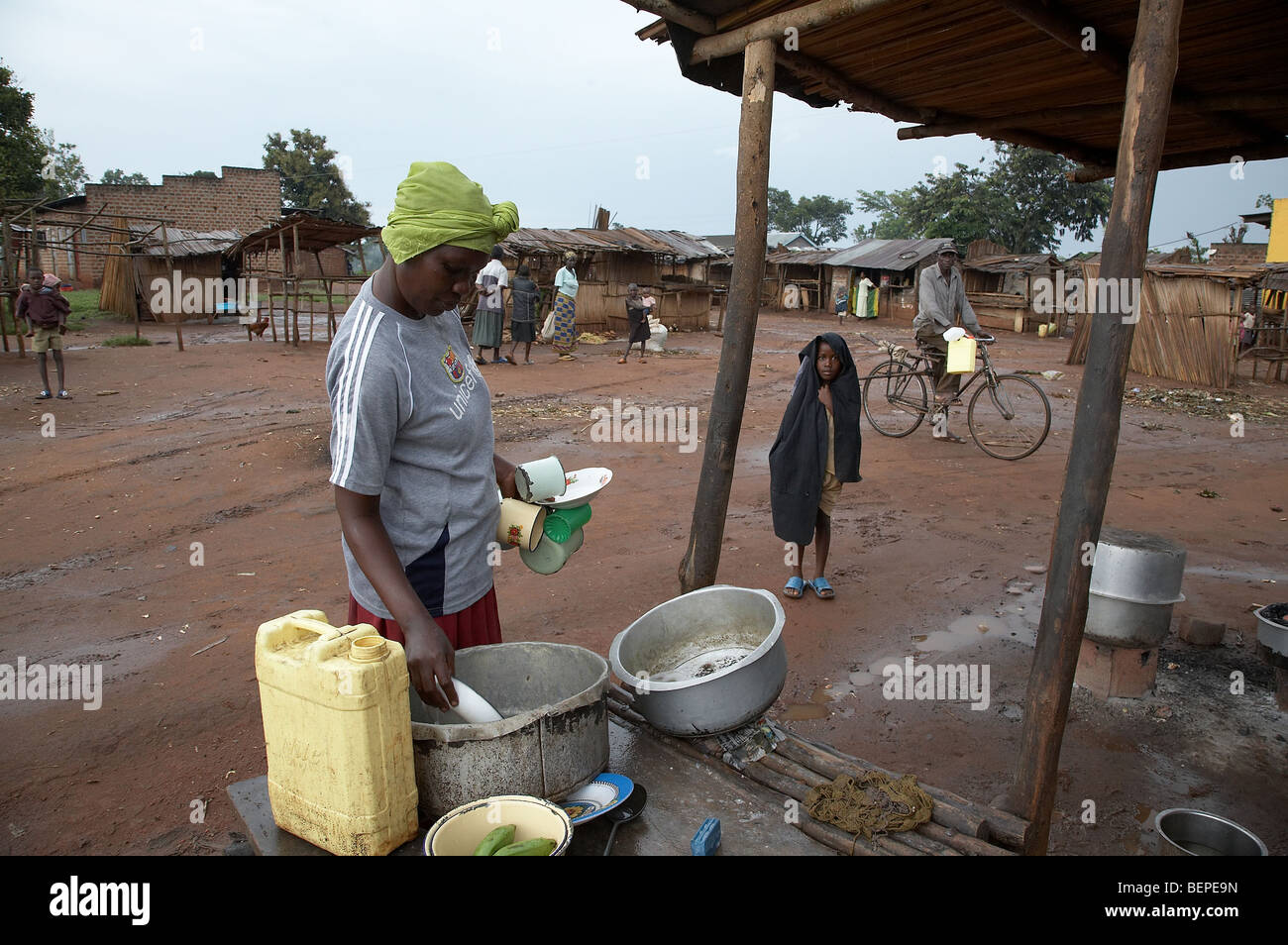In Uganda la mattina presto scena, villaggio del distretto di Kayunga foto di SEAN SPRAGUE Foto Stock
