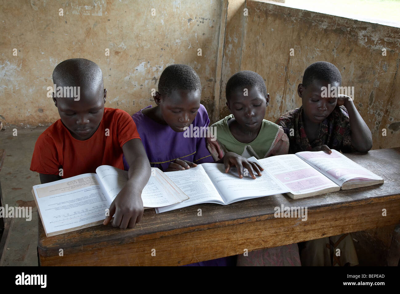 UGANDA Kyayaaye Cattolica Romana scuola primaria nel distretto di Kayunga. I bambini in classe. Foto di SEAN SPRAGUE Foto Stock