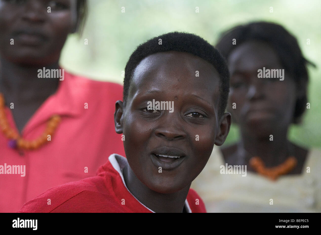 UGANDA Kyayaaye Cattolica Romana scuola primaria nel distretto di Kayunga. Donne che danzano presso la scuola. Foto di SEAN SPRAGUE Foto Stock