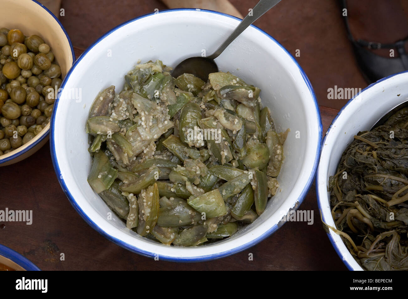 UGANDA cibi tipici del paese. L'Okra piatto. Kayunga District. Foto di SEAN SPRAGUE Foto Stock