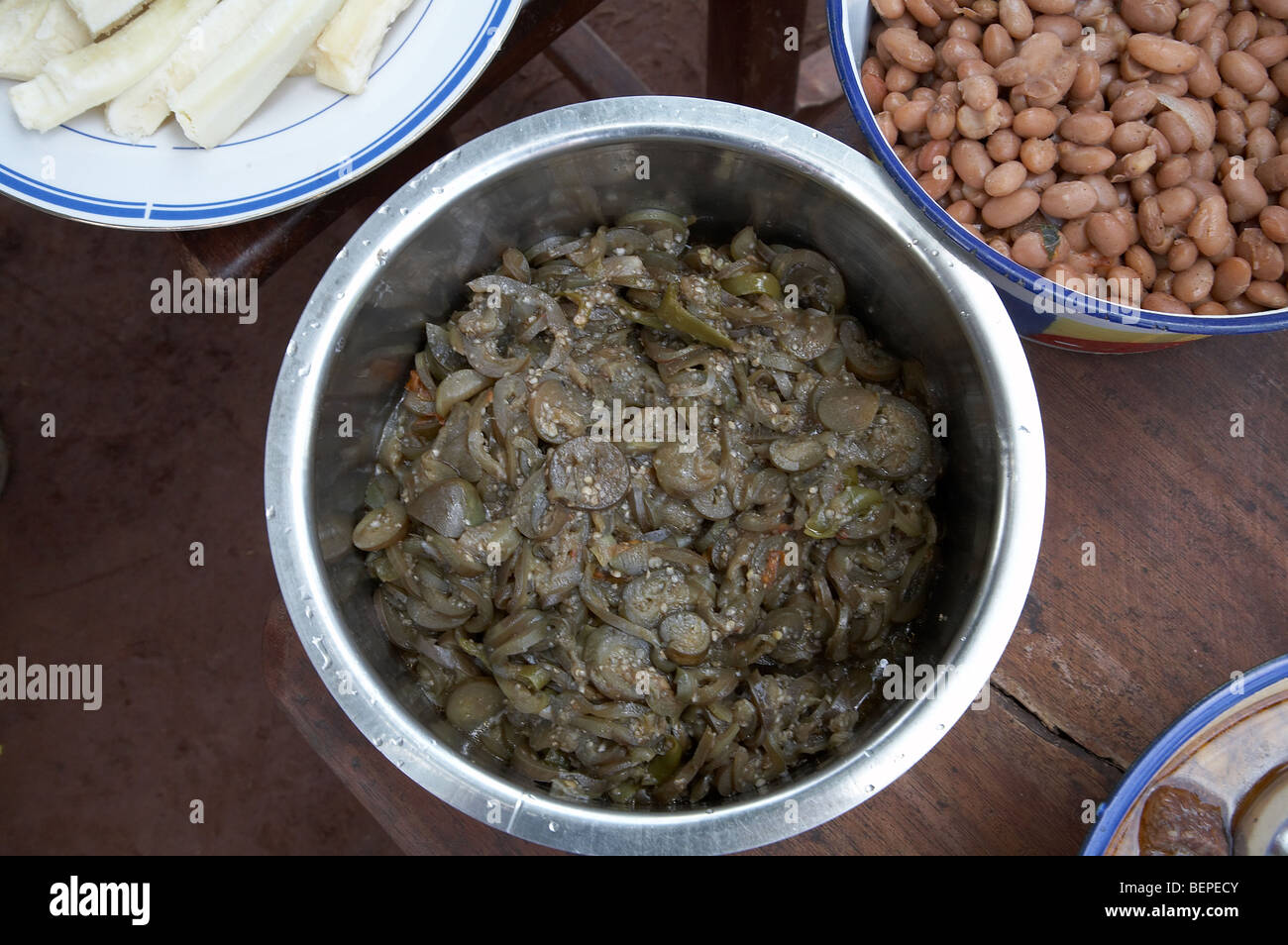 UGANDA cibi tipici del paese. Piatto di verdure. Kayunga District. Foto di SEAN SPRAGUE Foto Stock