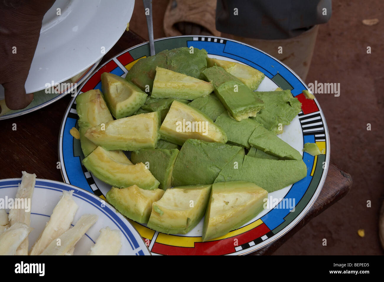 UGANDA cibi tipici del paese. Avocado. Kayunga District. Foto di SEAN SPRAGUE Foto Stock