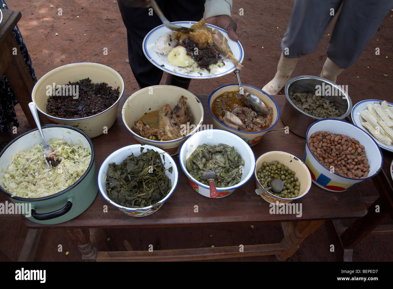 UGANDA cibi tipici del paese. Una vasta gamma di piatti a una festa. Kayunga District. Foto di SEAN SPRAGUE Foto Stock