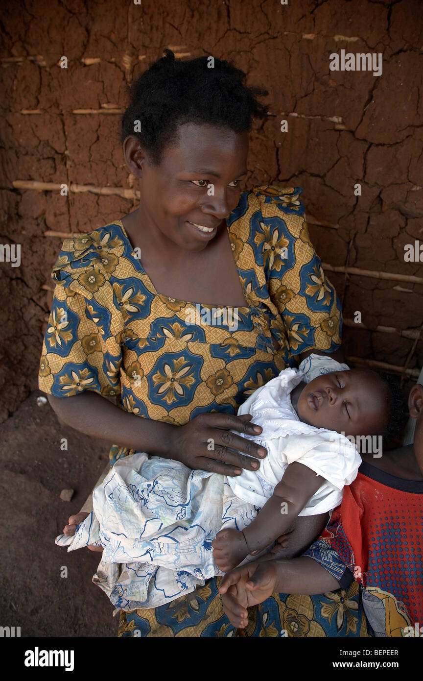 UGANDA presso la casa di Betty Nakabugo, Kisoga village, Kayunga District. Con il bambino. Foto di SEAN SPRAGUE Foto Stock