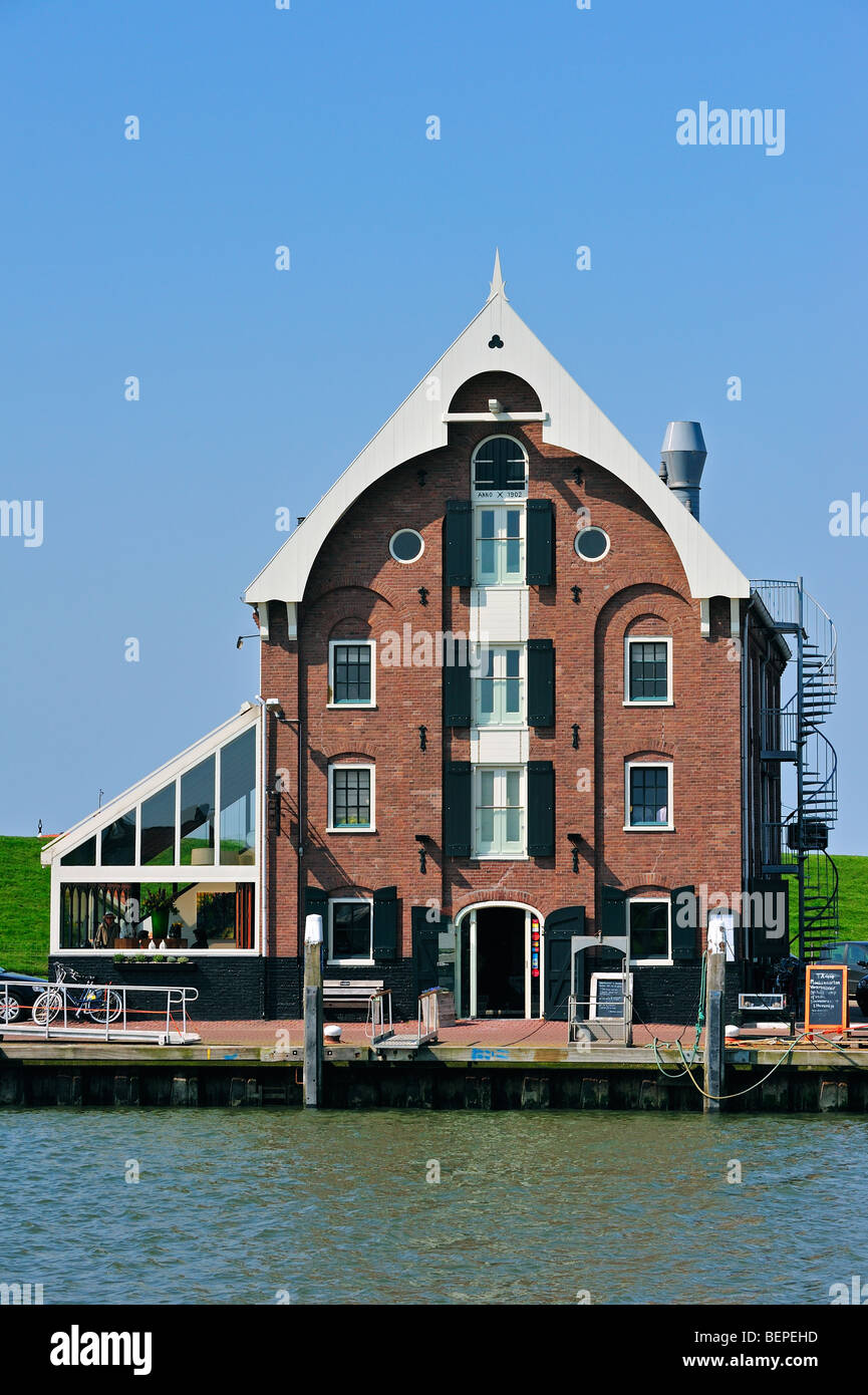 Il magazzino storico / magazzino / entrepôt è ora un ristorante di pesce nel porto di Oudeschild, Texel, Paesi Bassi Foto Stock