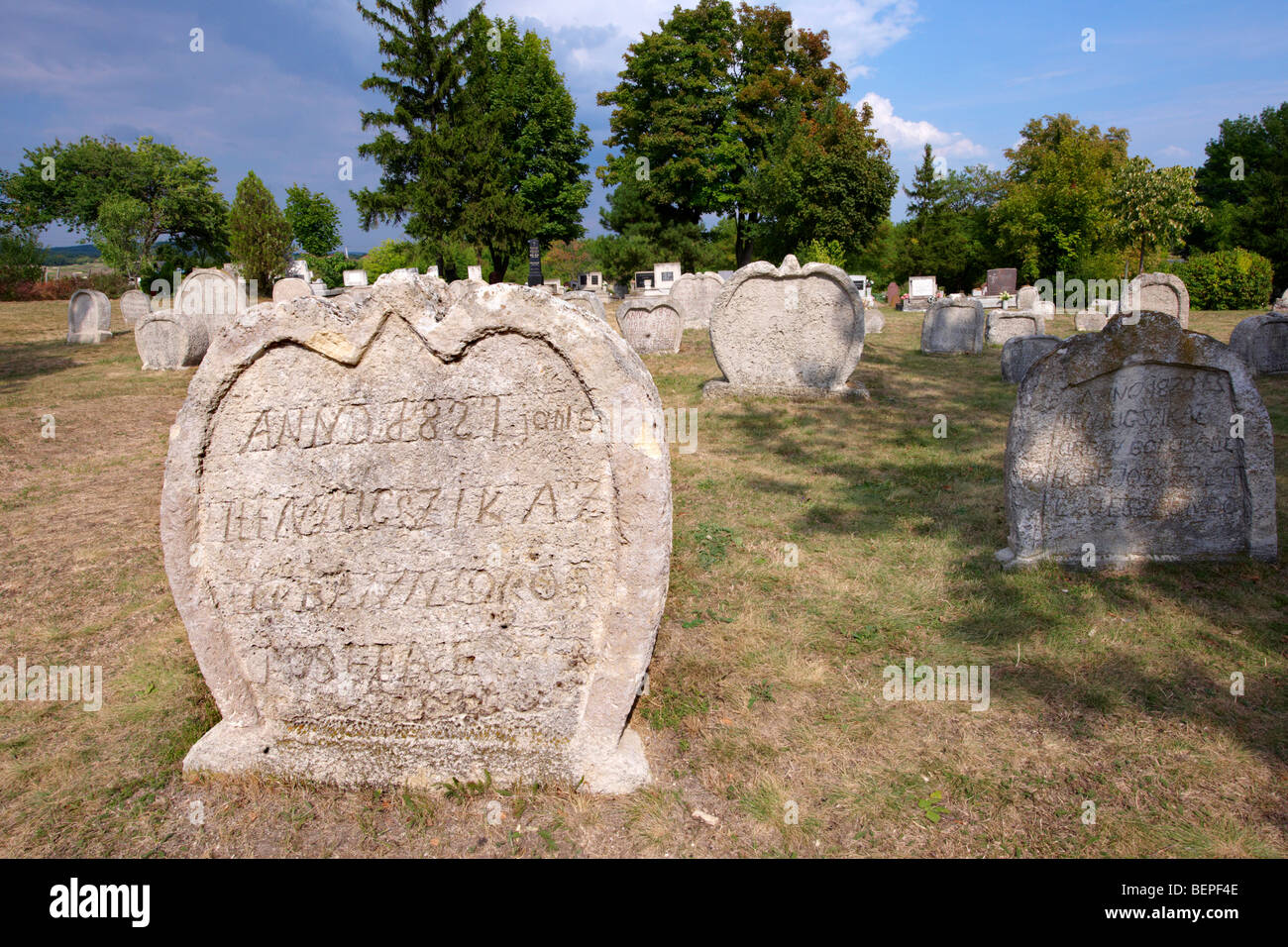 Inizio del XIX secolo in pietra tomba del cimitero Balatonudvari - Balaton Ungheria Foto Stock