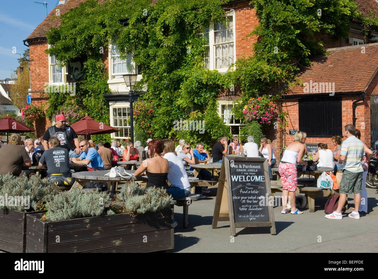 Le persone al di fuori della penna e pergamena Public House Stratford-upon-Avon bere Foto Stock