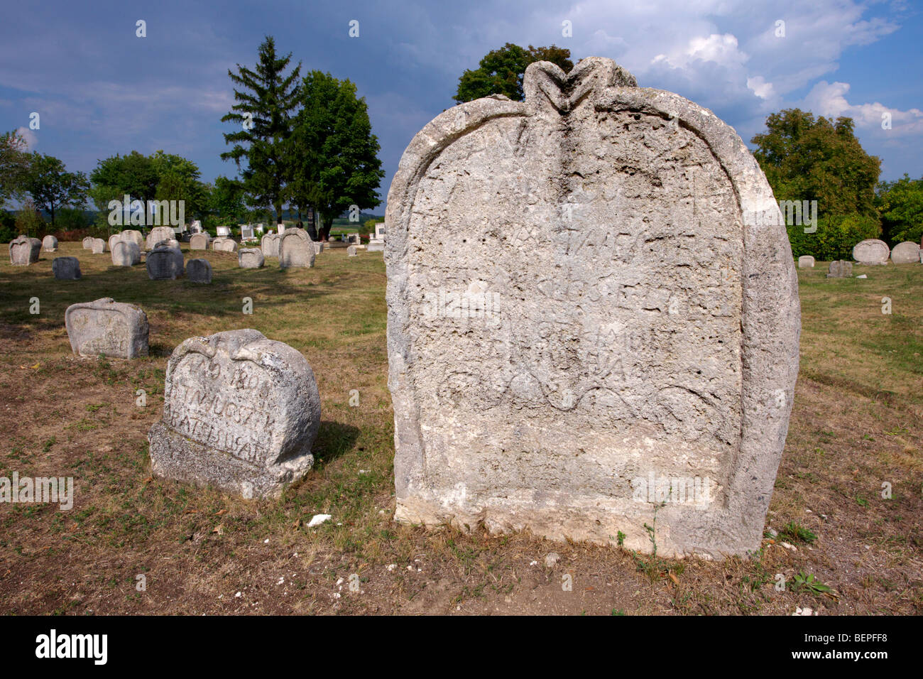 Inizio del XIX secolo in pietra tomba del cimitero Balatonudvari - Balaton Ungheria Foto Stock
