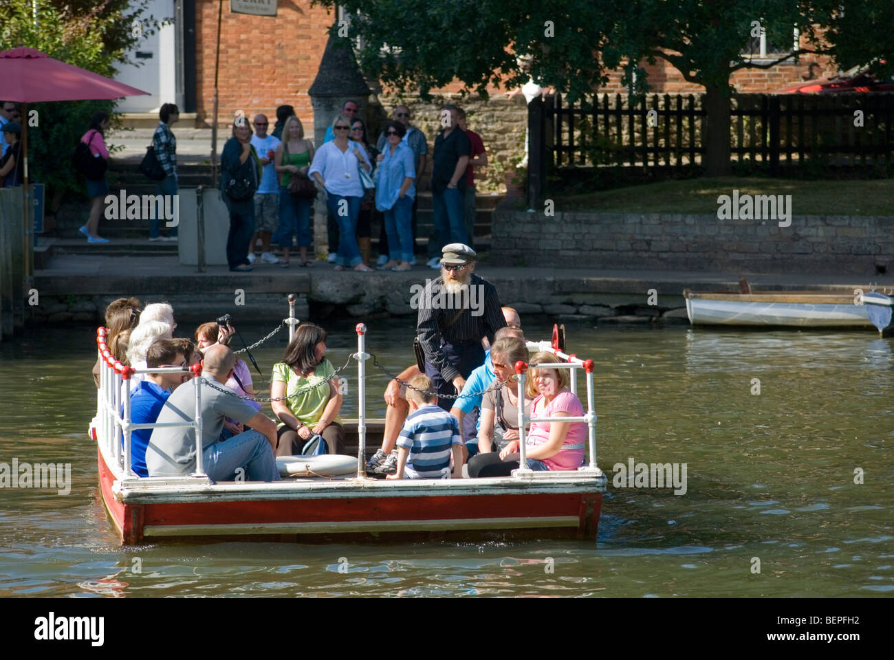 Catena traversata in traghetto del Fiume Avon a Stratford-upon-Avon Foto Stock