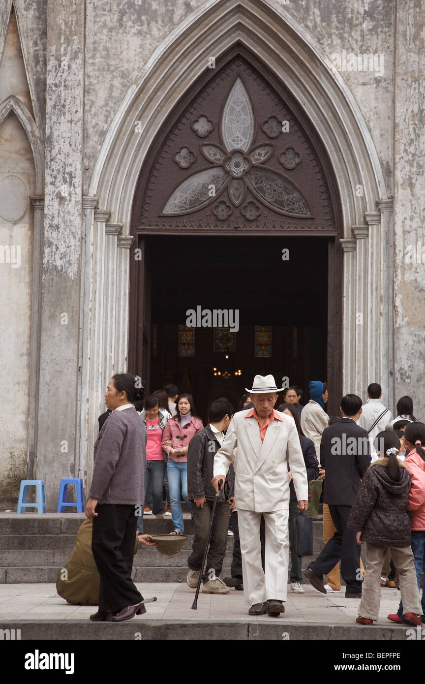Il Vietnam la cattedrale di Notre Dame, Hanoi. Adoratori di lasciare dopo la messa domenicale. fotografia di Sean Sprague 2008 Foto Stock