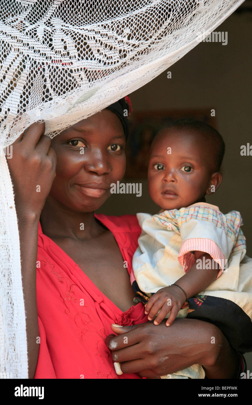 In Burundi la donna e il suo bambino, Bujumbura. Fotografia di Sean Sprague 2009 Foto Stock