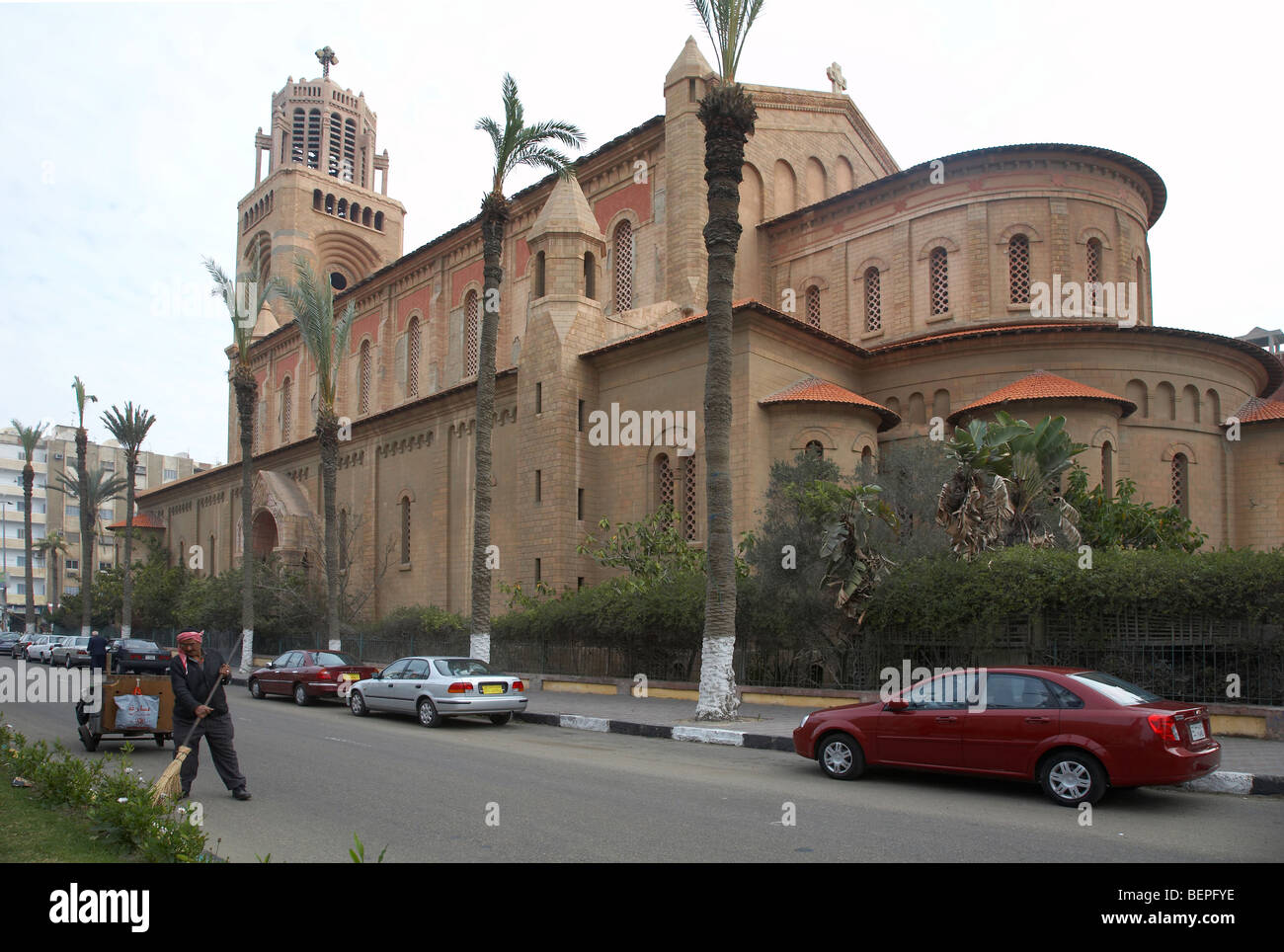 Egitto Chiesa di Maria Regina del mondo, porta detto. Condiviso da copti ortodossi, riti orientali cattolici e protestanti per la messa a Foto Stock