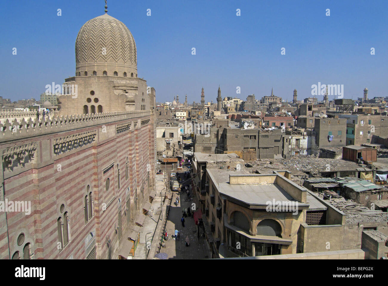 Egitto Khan al-Khalili, islamico vecchio Cairo. Vista da Al Gouri moschea. Foto di SEAN SPRAGUE Foto Stock
