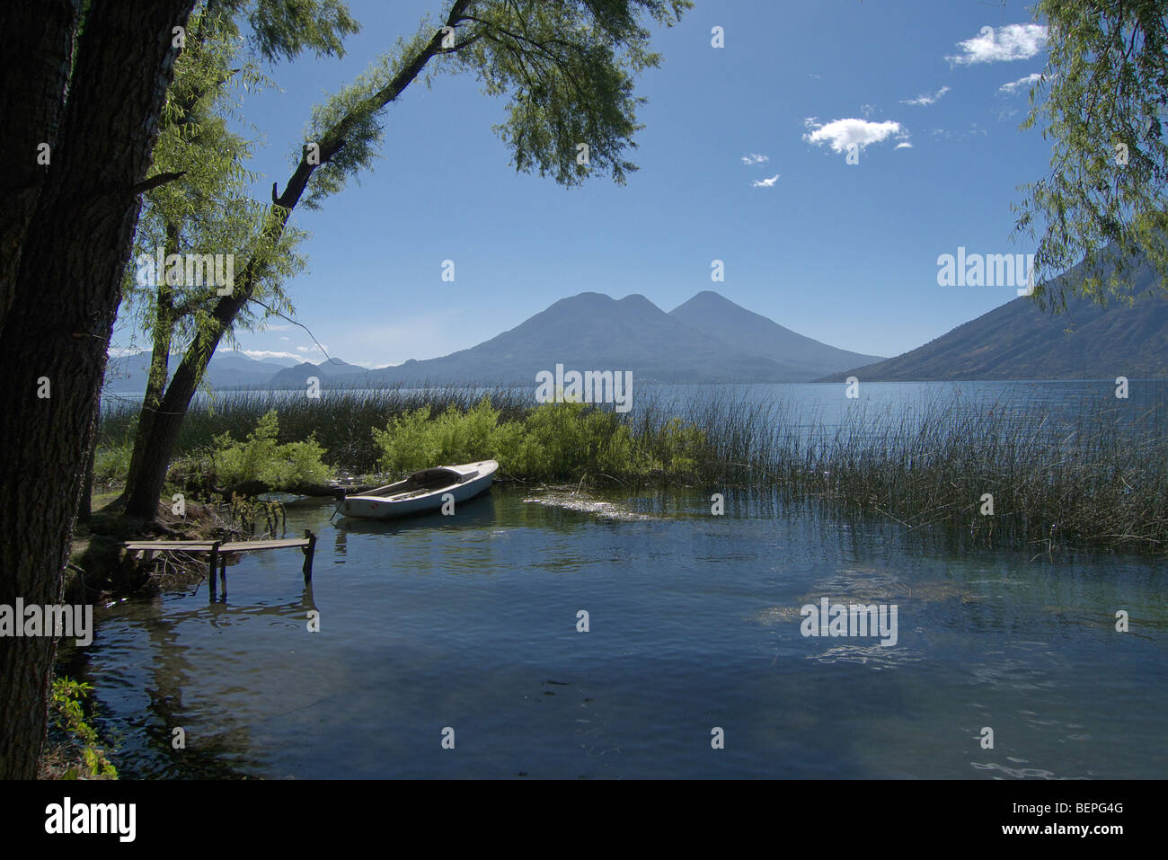 GUATEMALA lago Atitlan di prima mattina, preso da San Pedro La Laguna. Fotografia di SEAN SPRAGUE 2009 Foto Stock