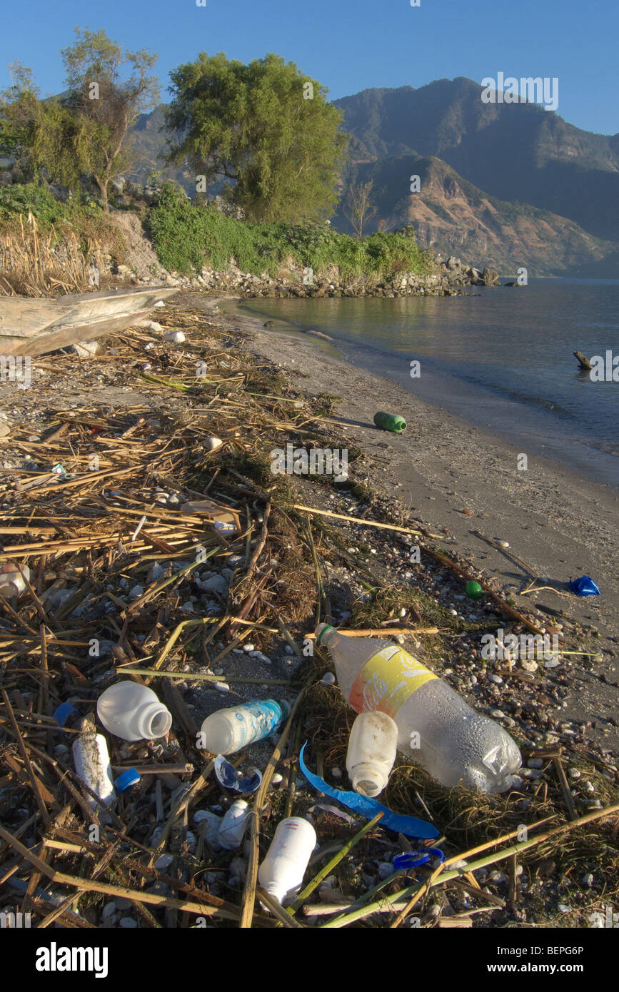 GUATEMALA lago Atitlan, visto da San Pedro. Rifiuti e rifiuti in plastica sul litorale. Foto di SEAN SPRAGUE 2009 Foto Stock
