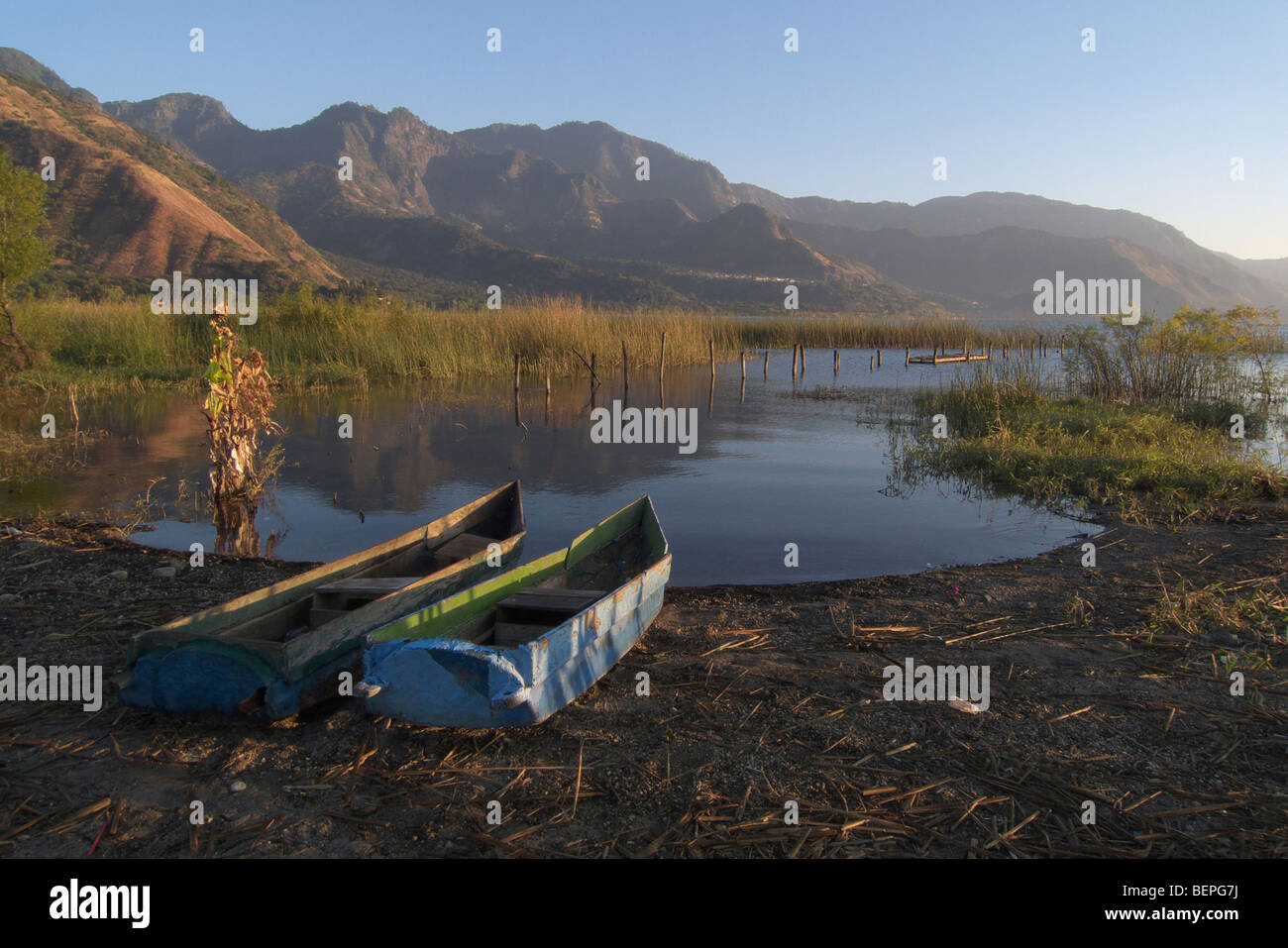 GUATEMALA lago Atitlan, come visto da San Pedro La Laguna. Foto di SEAN SPRAGUE 2009 Foto Stock