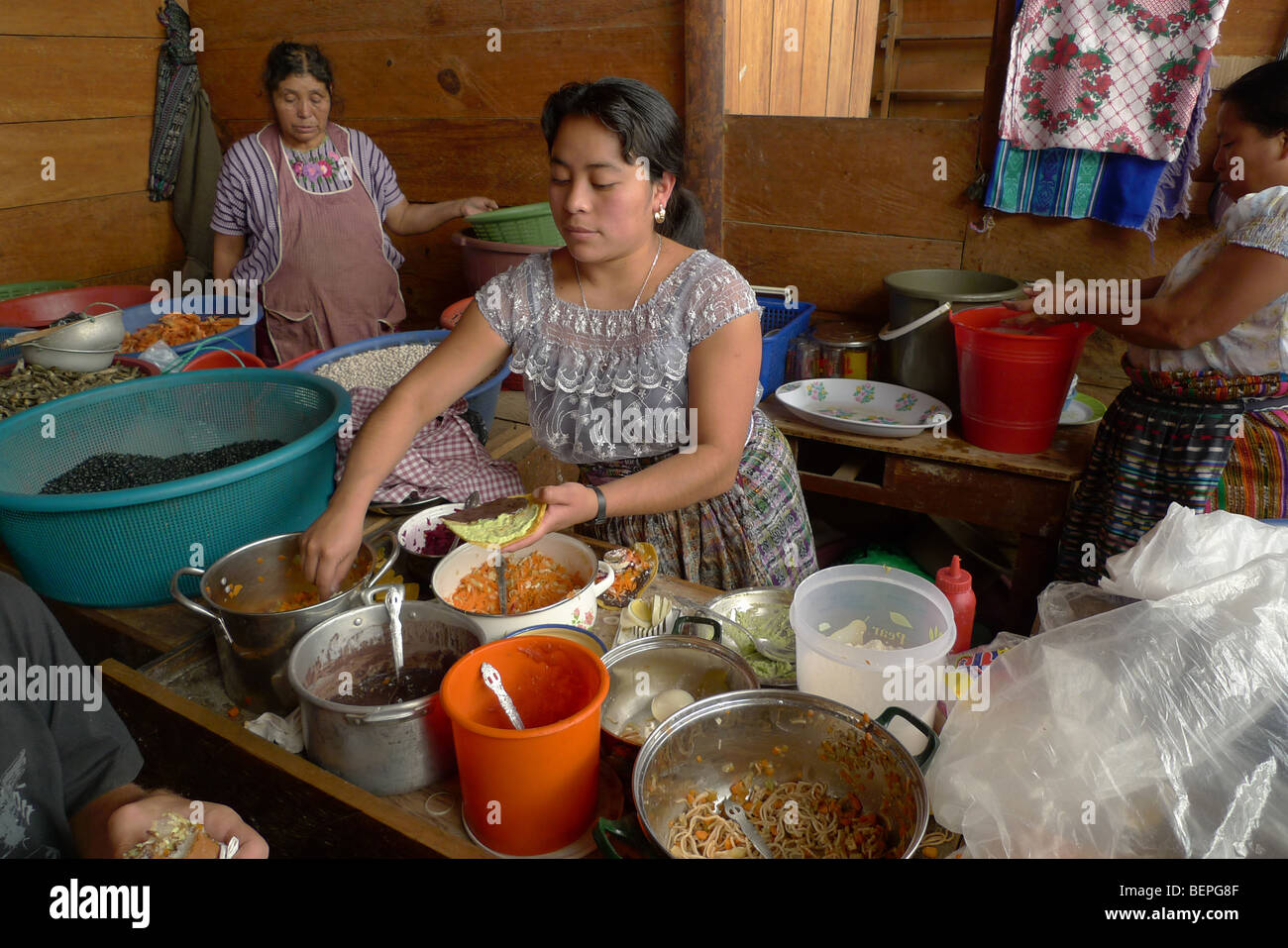 GUATEMALA San Pedro La Laguna. donna tostadas di vendita. Foto di SEAN SPRAGUE 2009 Foto Stock