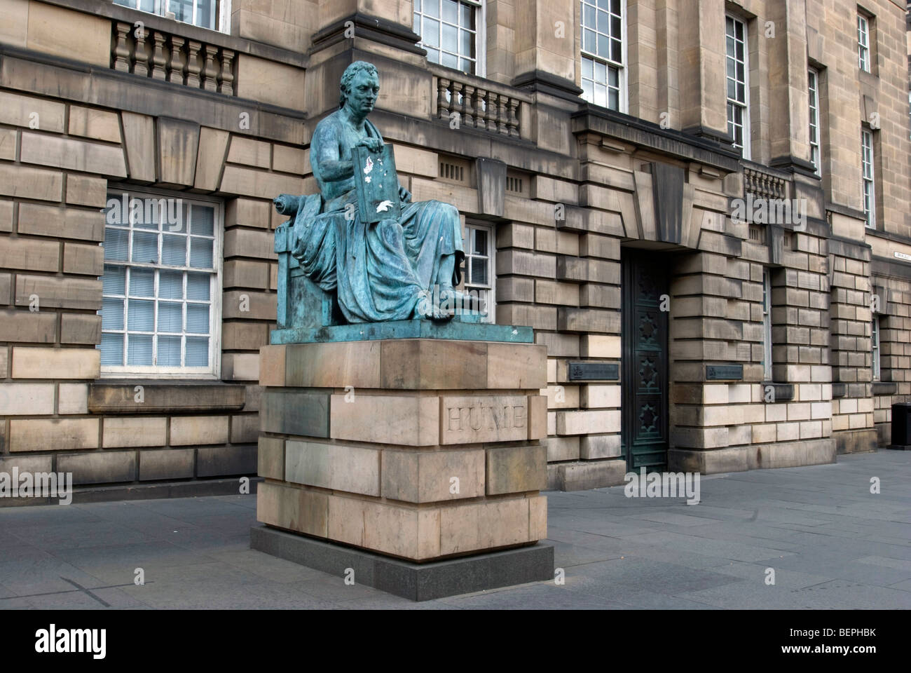 Statua del David Hume (filosofo e storico) al di fuori della Sheriff Court Edificio del Royal Mile di Edimburgo, in Scozia. Foto Stock