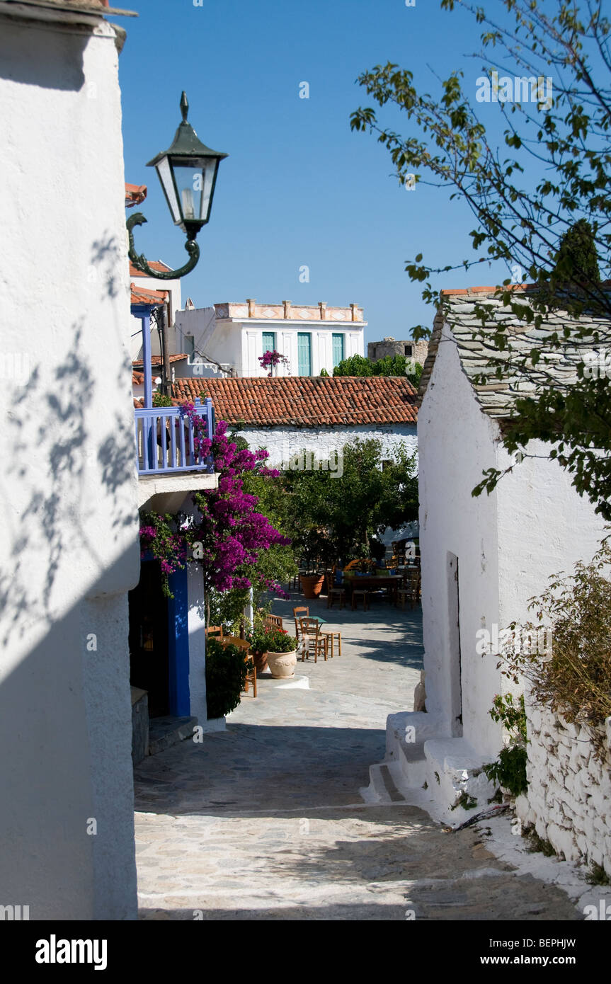 Vista fino alla piazza nella città vecchia o Hora, Alonissos, Sporadi. Grecia Foto Stock