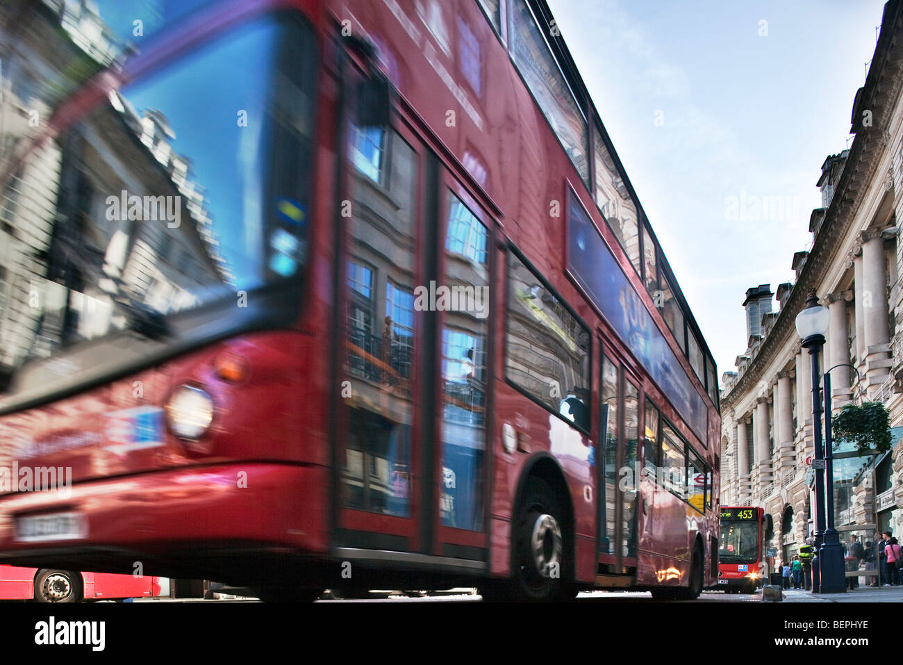 Tipico double decker autobus rossi, Regent Street, Westminster, London, England, Regno Unito Foto Stock